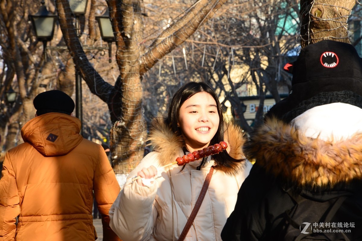 【 中央大街上手拿冰糖葫芦的美丽女孩儿 】2018-12-27