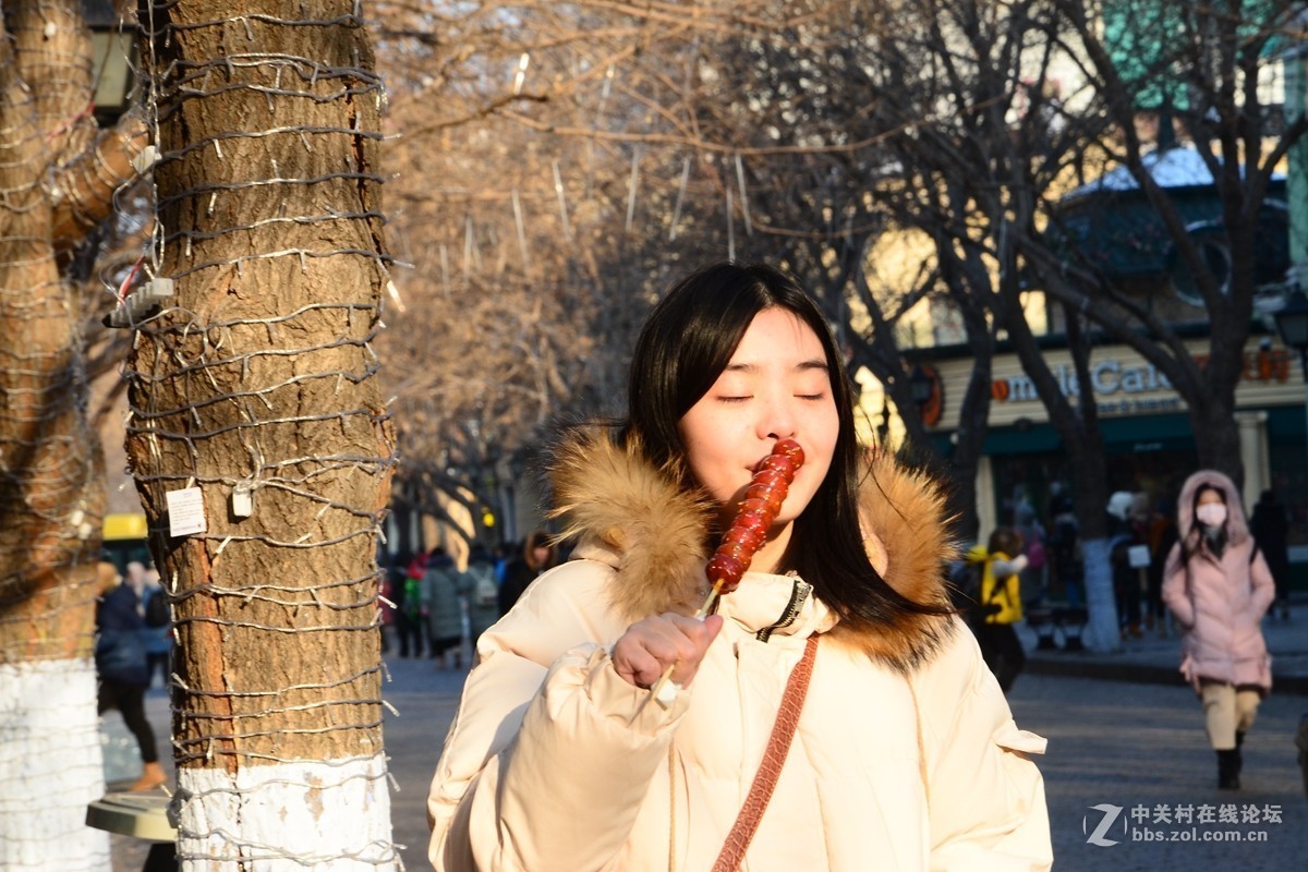 【 中央大街上手拿冰糖葫芦的美丽女孩儿 】2018-12-27