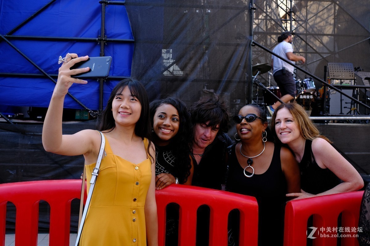 浏阳姊妹花、西班牙热舞、精彩纷呈灯光秀：长沙华谊兄弟电影小镇!