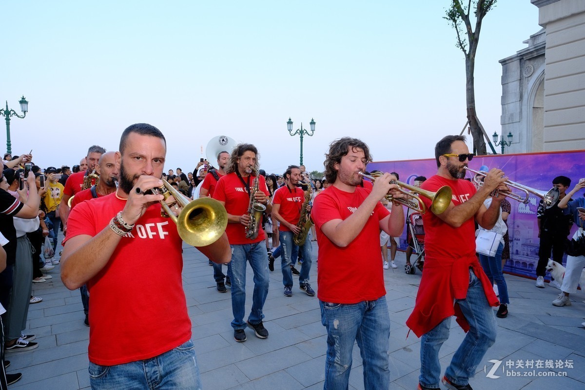 浏阳姊妹花、西班牙热舞、精彩纷呈灯光秀：长沙华谊兄弟电影小镇!