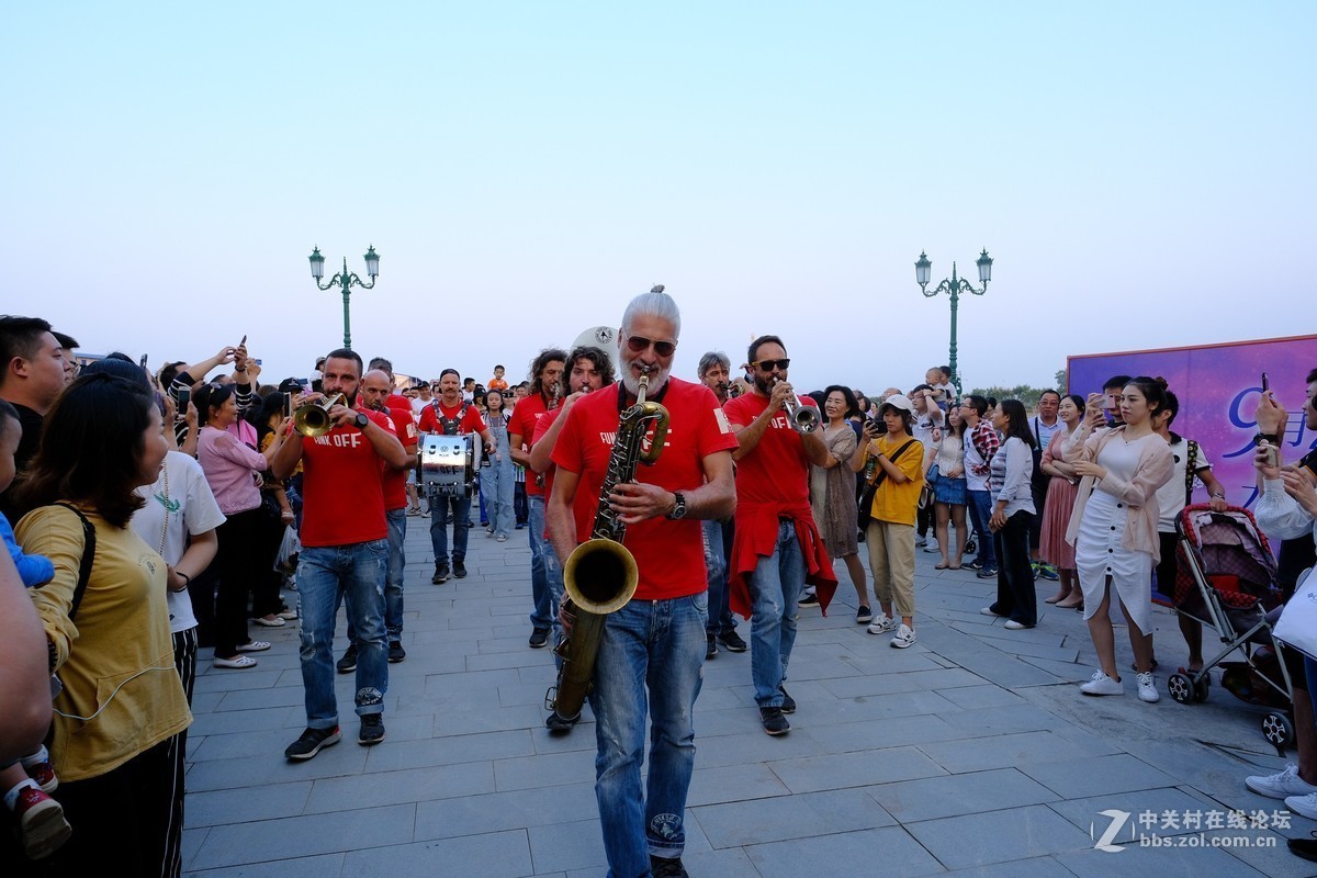 浏阳姊妹花、西班牙热舞、精彩纷呈灯光秀：长沙华谊兄弟电影小镇!