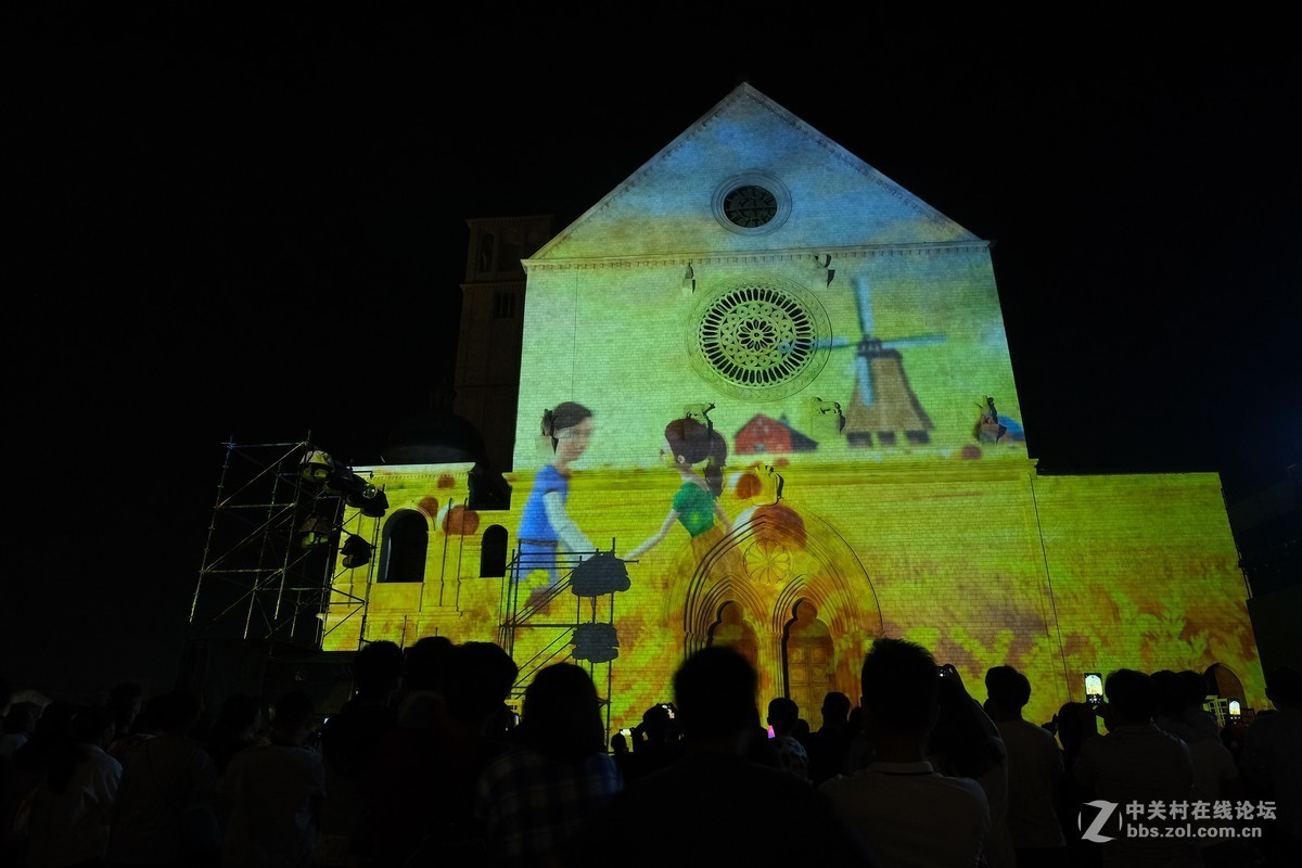 浏阳姊妹花、西班牙热舞、精彩纷呈灯光秀：长沙华谊兄弟电影小镇!