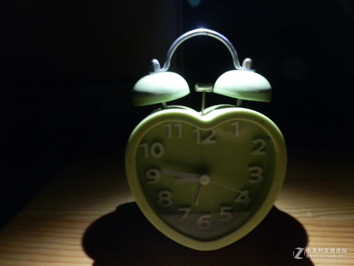 刚学习拍摄全黑背景照片，扫光练了几次，效果不尽如人意。