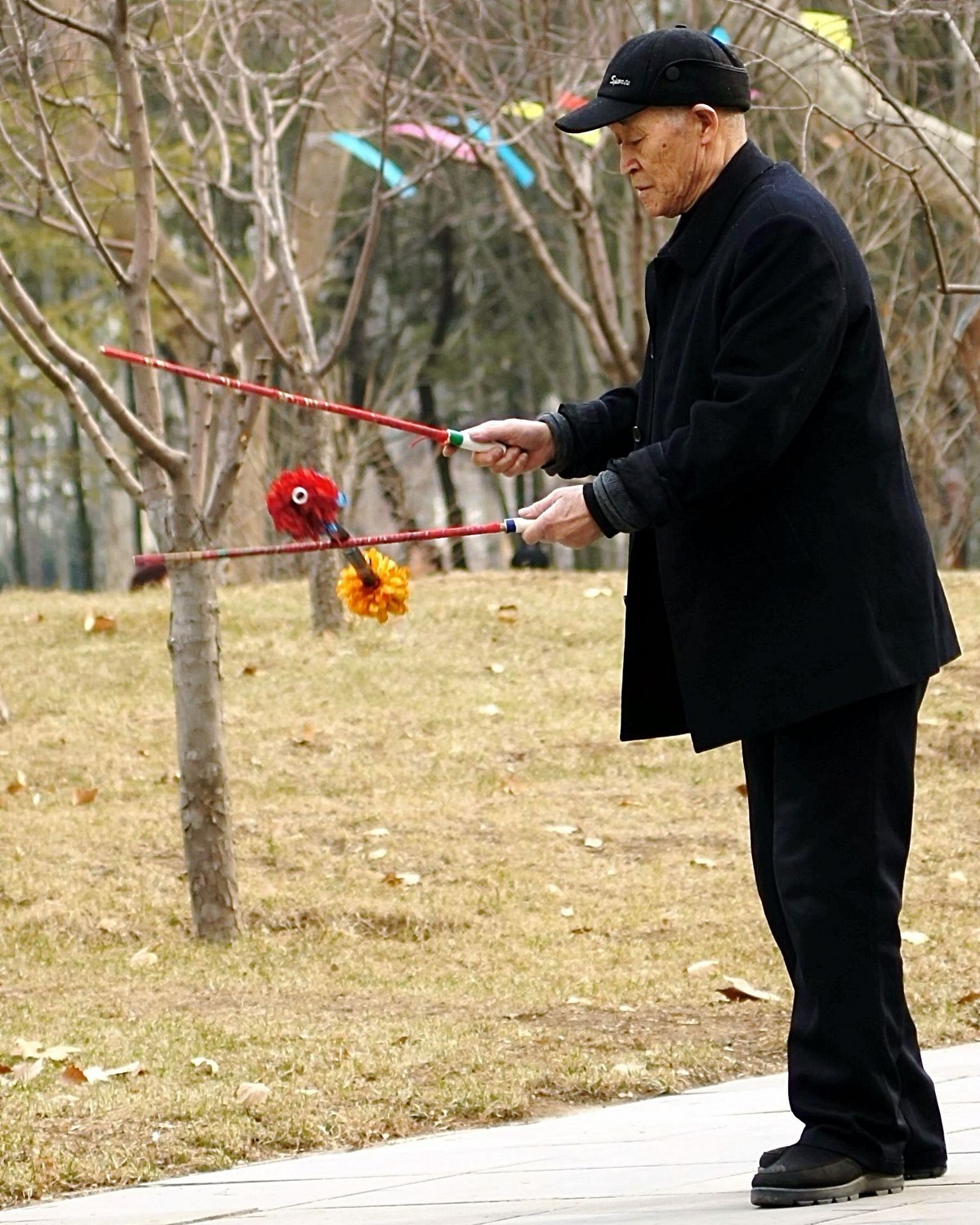 七旬老翁耍花棍