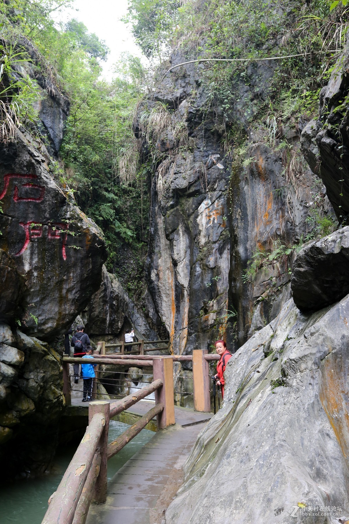 四川广安天意谷洞中河