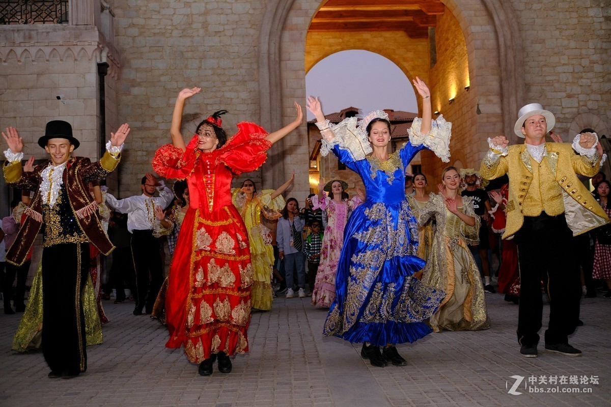 浏阳姊妹花、西班牙热舞、精彩纷呈灯光秀：长沙华谊兄弟电影小镇!