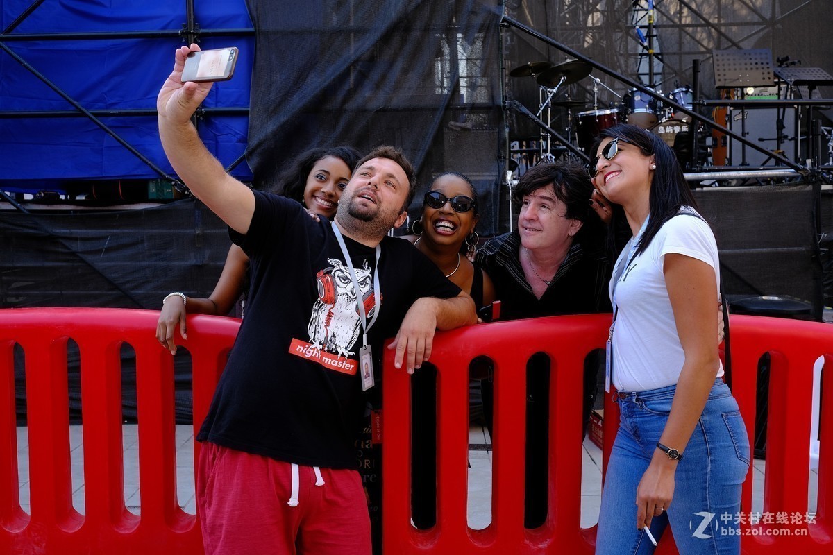 浏阳姊妹花、西班牙热舞、精彩纷呈灯光秀：长沙华谊兄弟电影小镇!