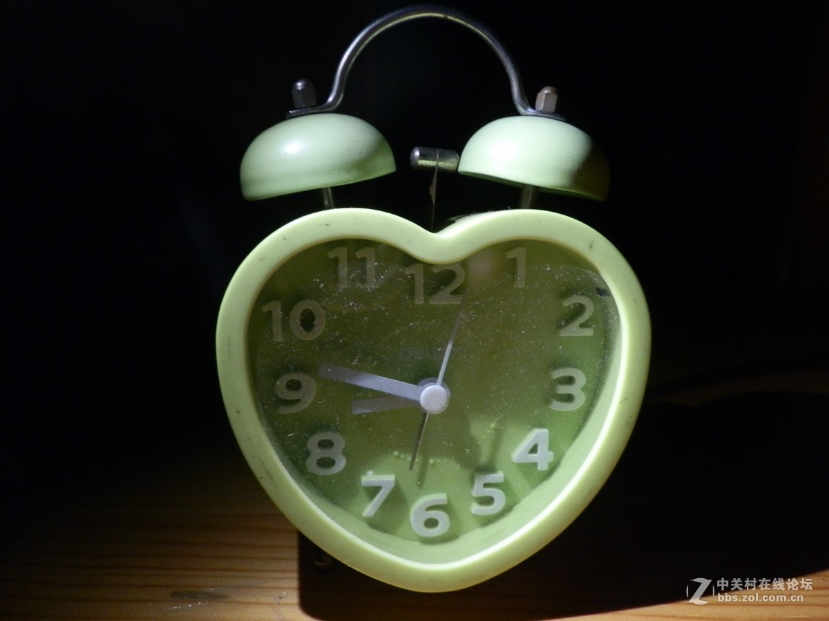 刚学习拍摄全黑背景照片，扫光练了几次，效果不尽如人意。