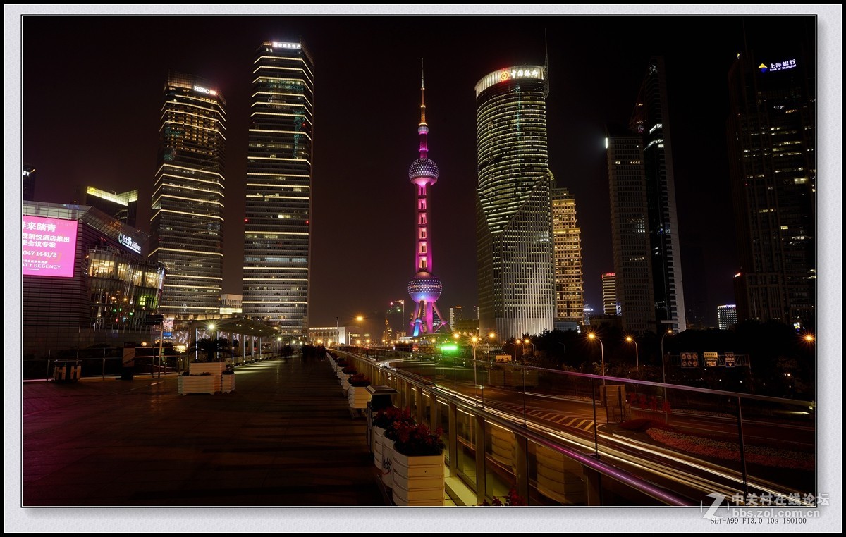 上海陆家嘴与外滩的夜景