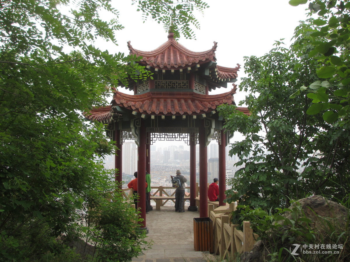 帽盔山公园里游玩和登山的人们——（端午节摄于丹东帽盔山公园）