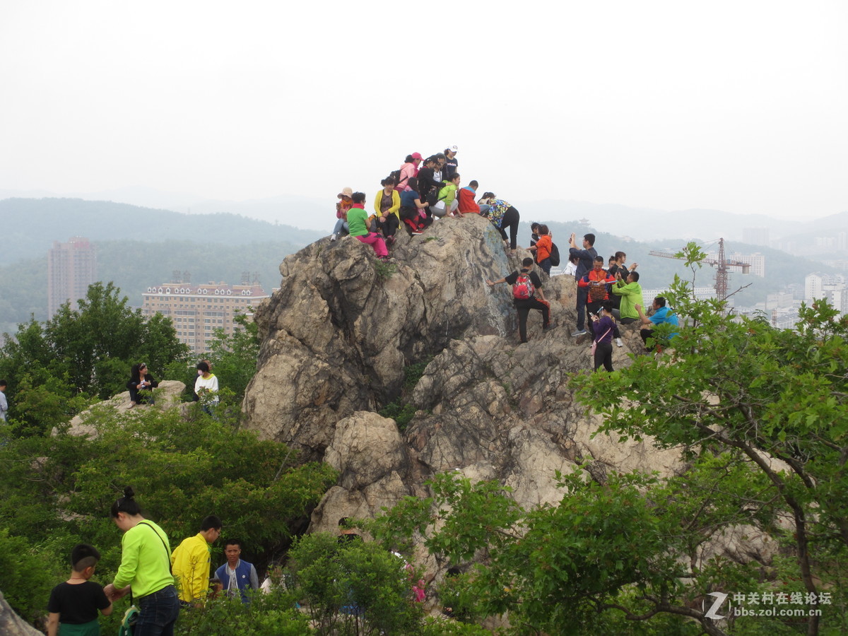 帽盔山公园里游玩和登山的人们——（端午节摄于丹东帽盔山公园）