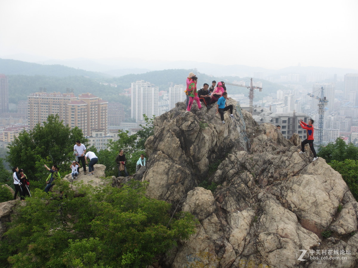 帽盔山公园里游玩和登山的人们——（端午节摄于丹东帽盔山公园）