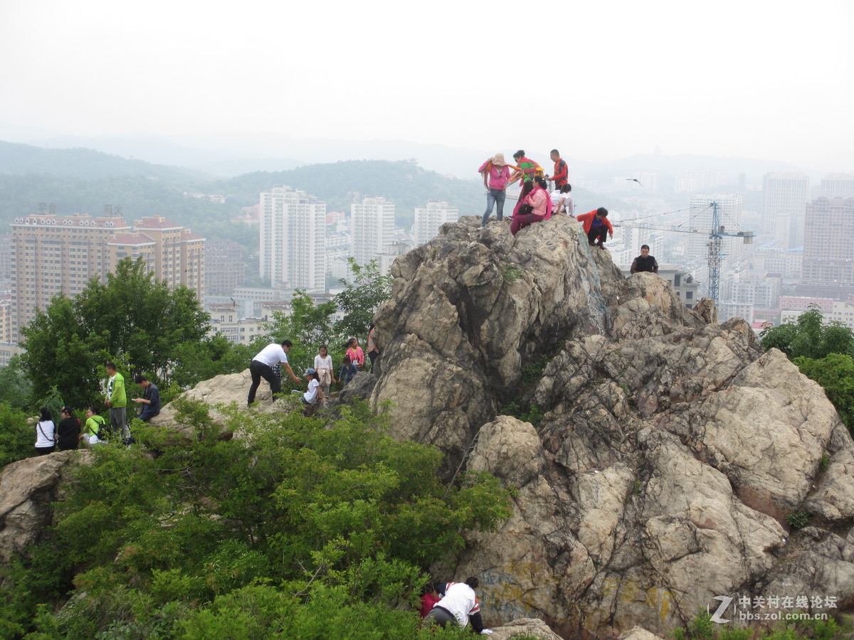 帽盔山公园里游玩和登山的人们——（端午节摄于丹东帽盔山公园）