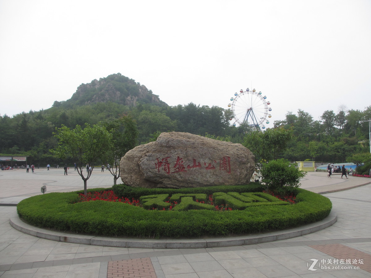 帽盔山公园里游玩和登山的人们——（端午节摄于丹东帽盔山公园）
