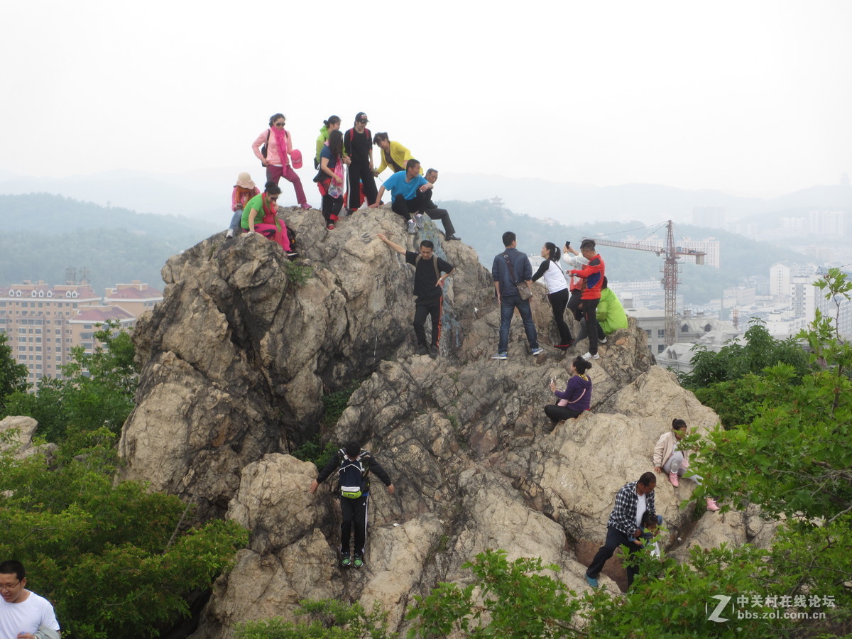 帽盔山公园里游玩和登山的人们——（端午节摄于丹东帽盔山公园）
