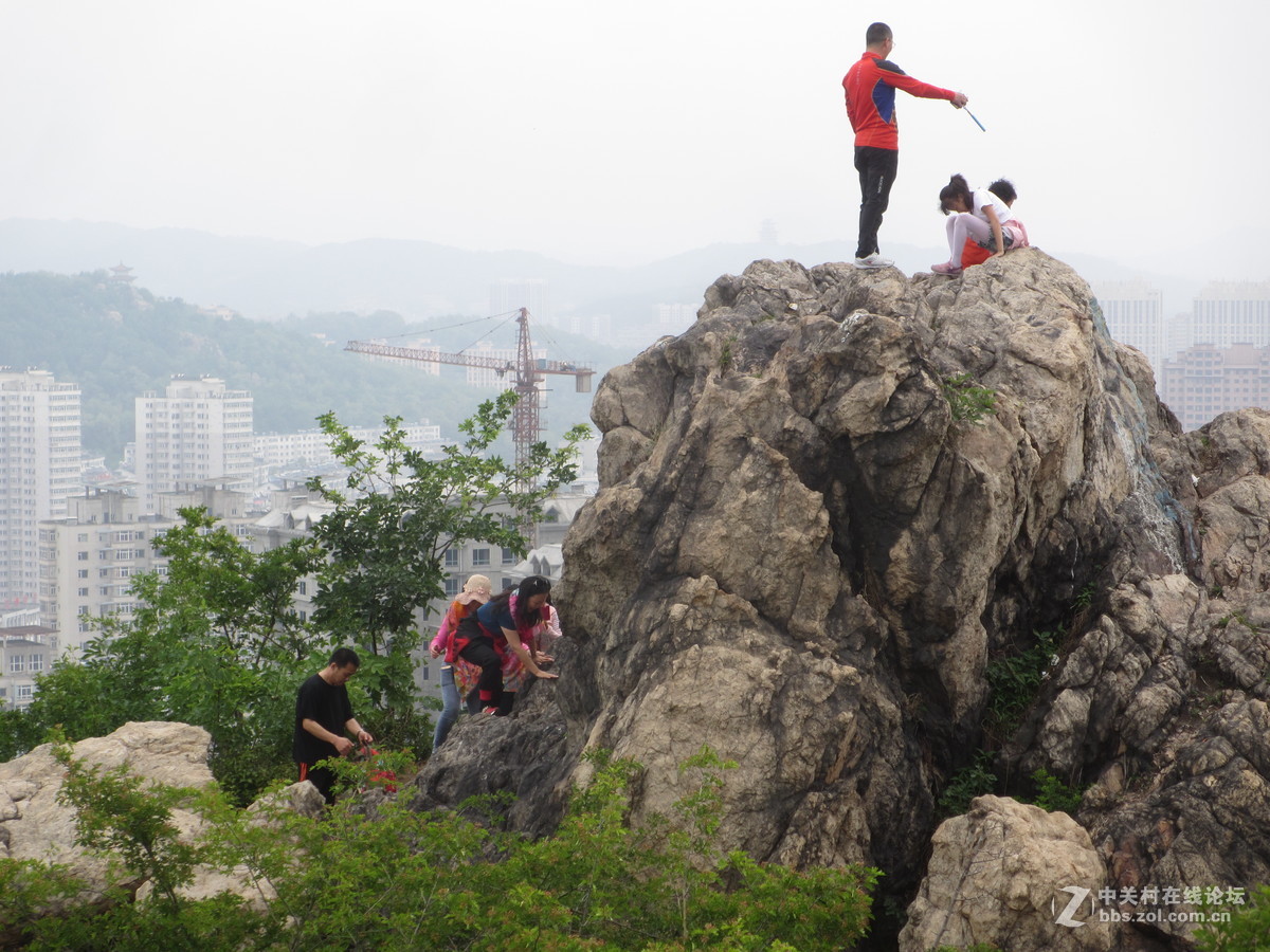 帽盔山公园里游玩和登山的人们——（端午节摄于丹东帽盔山公园）