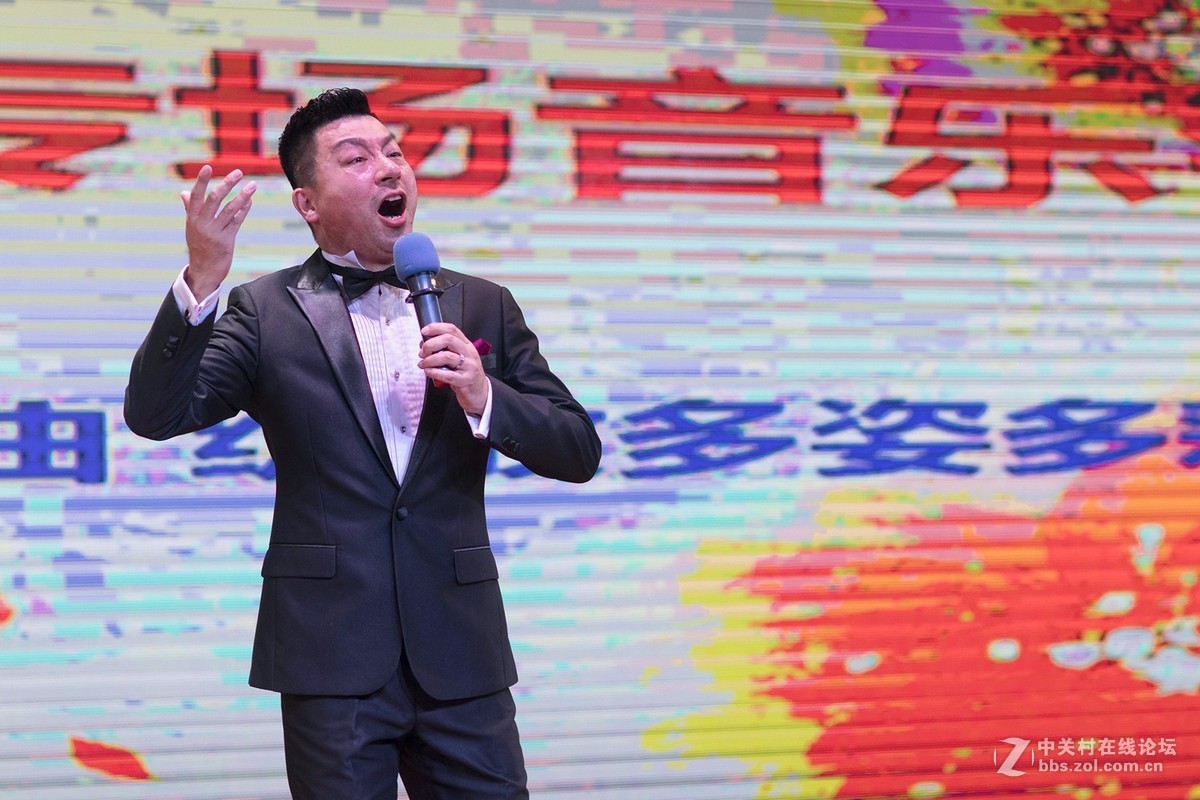 上海大众乐团男高音独唱演员王庆伟