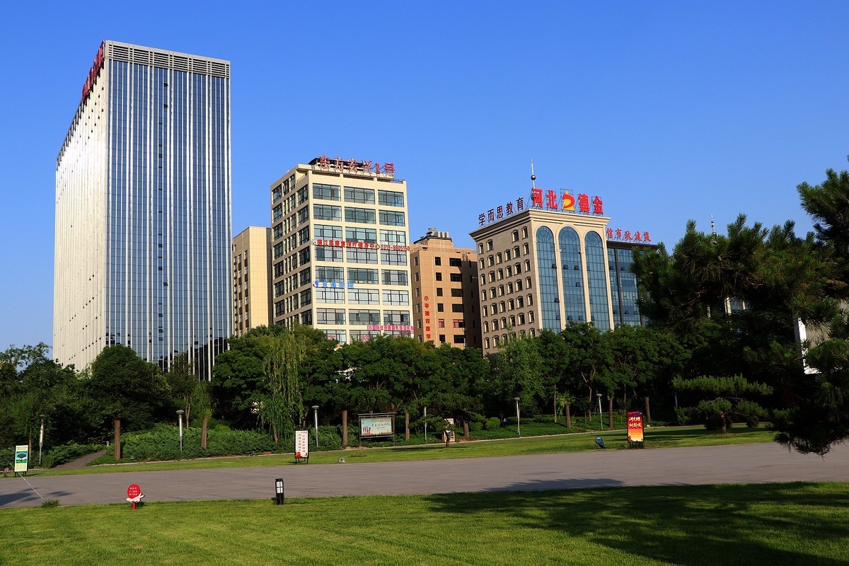 人民公园的花儿与建筑