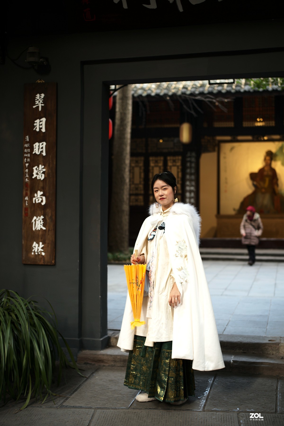 杜甫草堂拍美女汉服秀