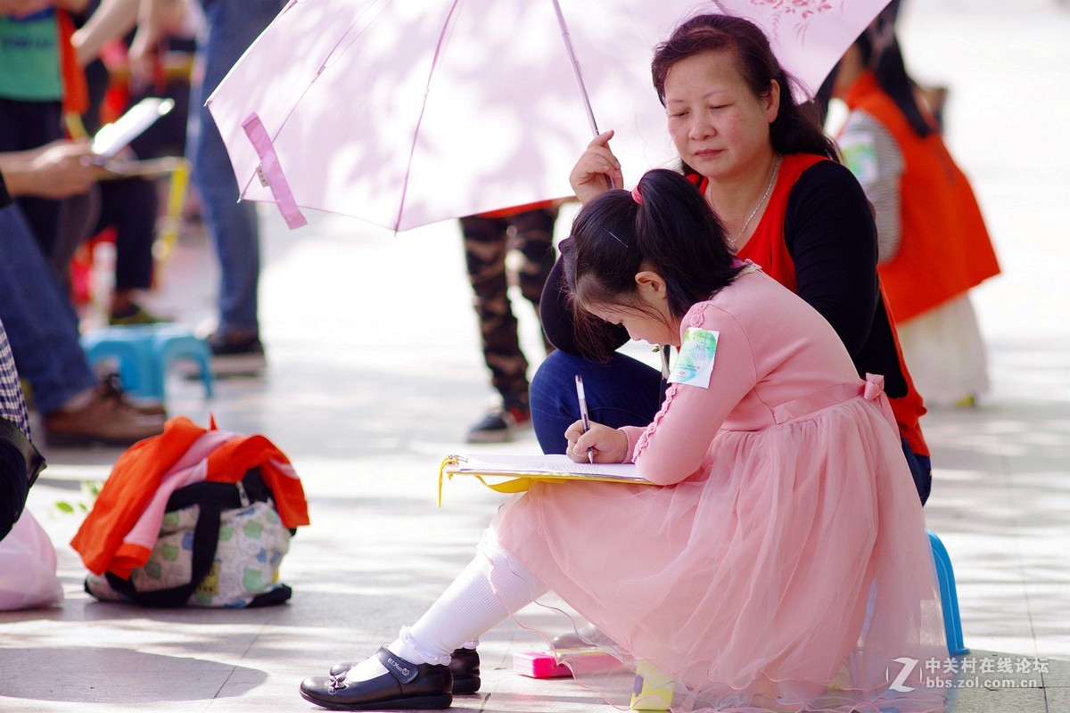 抓拍小画家们作画,可怜天下长辈心.