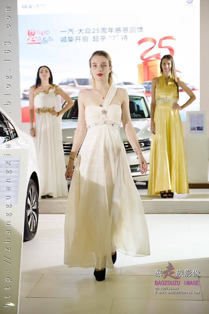2016广州进口·豪车展上的车模、前台、舞女