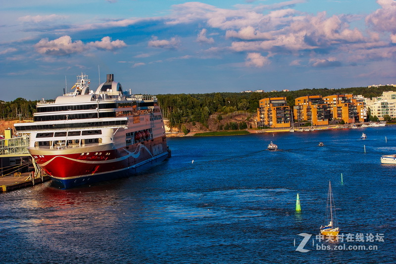 豪轮航行在波罗的海上随拍。