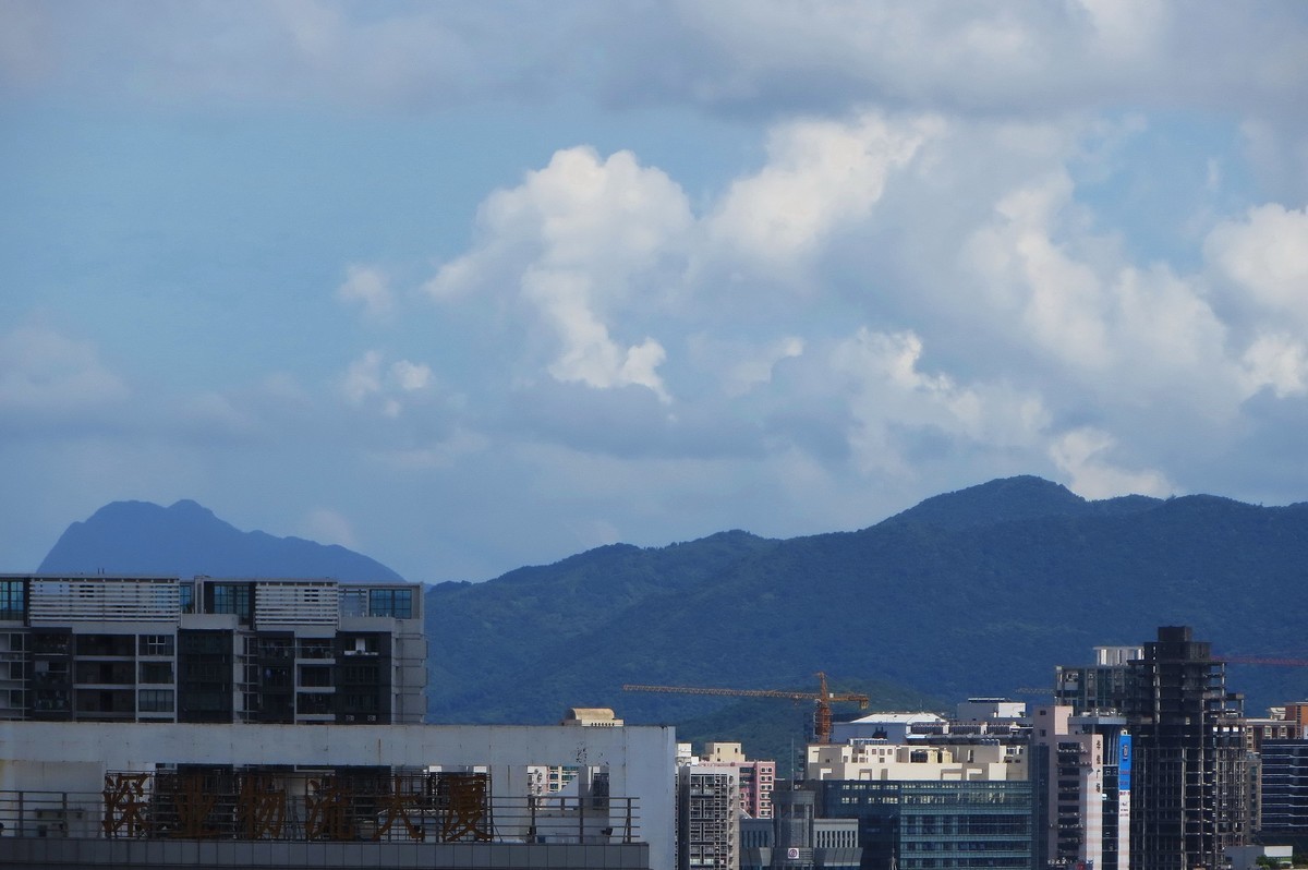从深圳楼顶看香港打鼓岭