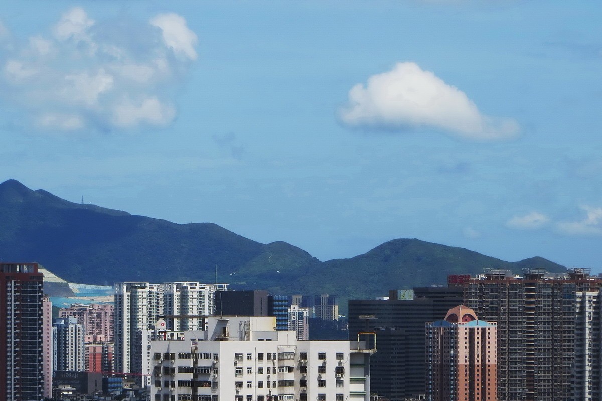 从深圳楼顶看香港打鼓岭