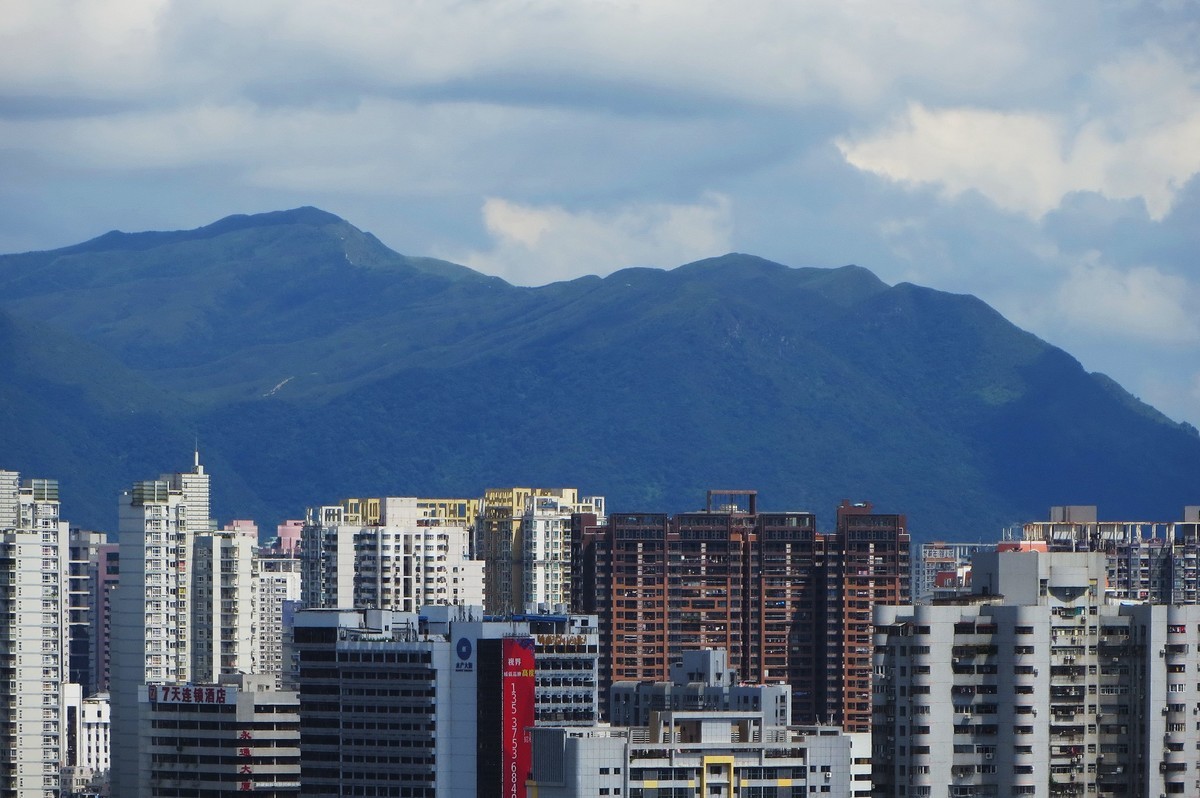 从深圳楼顶看香港打鼓岭