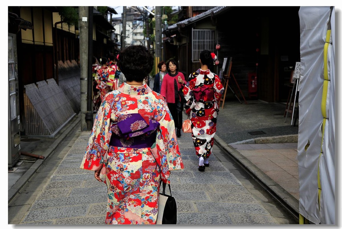 日本京都穿和服的女人们赶早的拜年帖