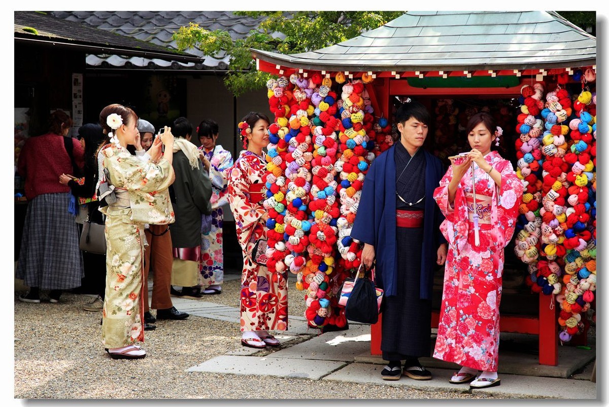 日本京都穿和服的女人们赶早的拜年帖