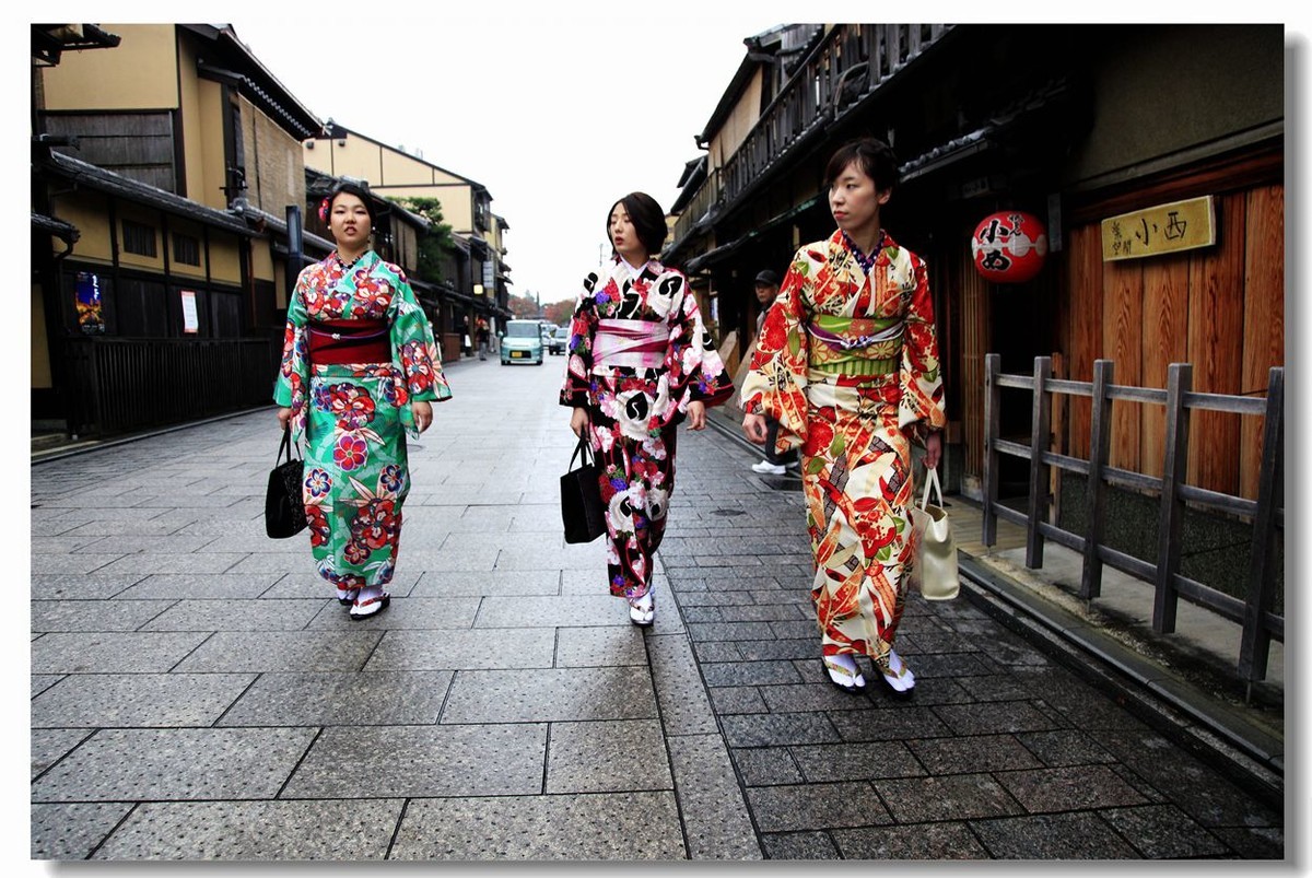 日本京都穿和服的女人们赶早的拜年帖