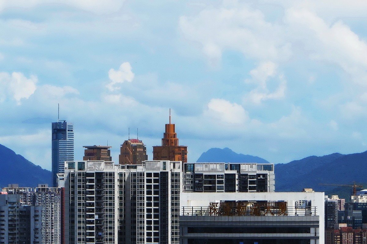 从深圳楼顶看香港打鼓岭