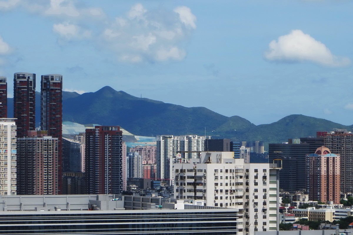 从深圳楼顶看香港打鼓岭