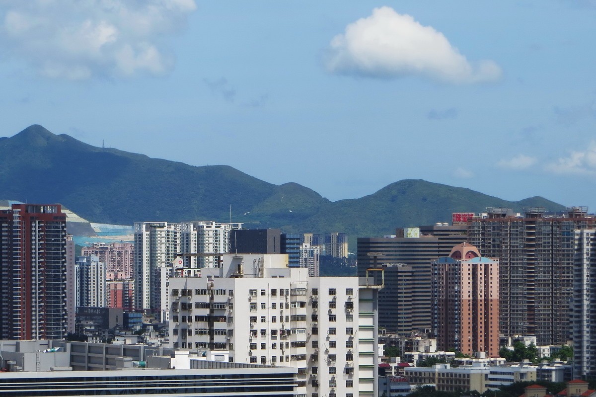 从深圳楼顶看香港打鼓岭