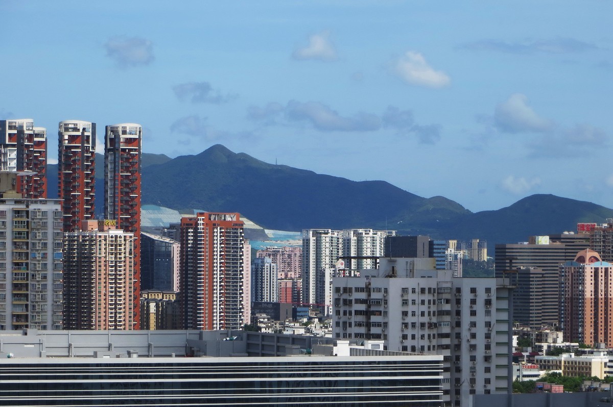 从深圳楼顶看香港打鼓岭