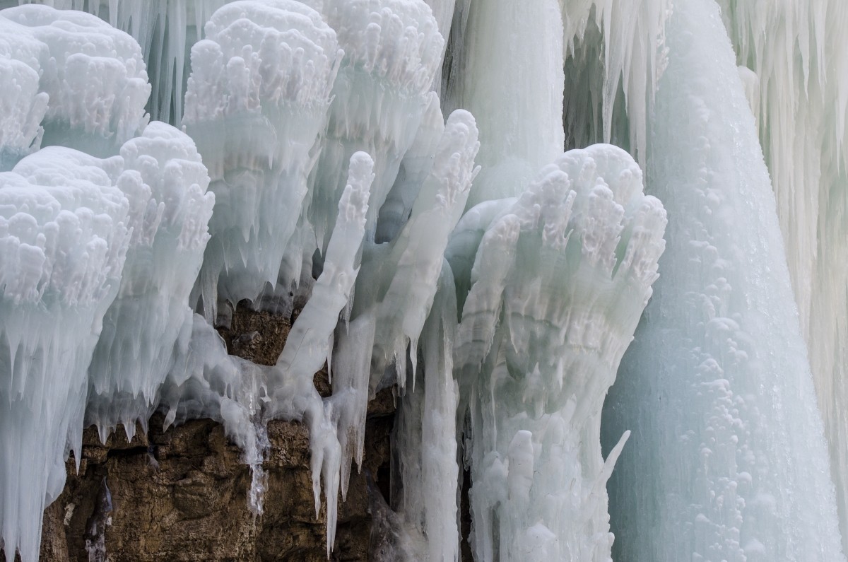 晶莹剔透的龙居冰瀑