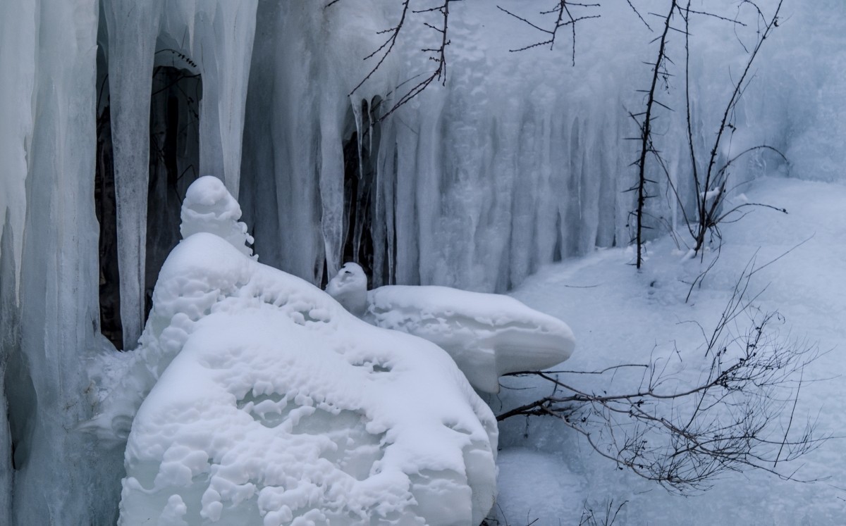 晶莹剔透的龙居冰瀑