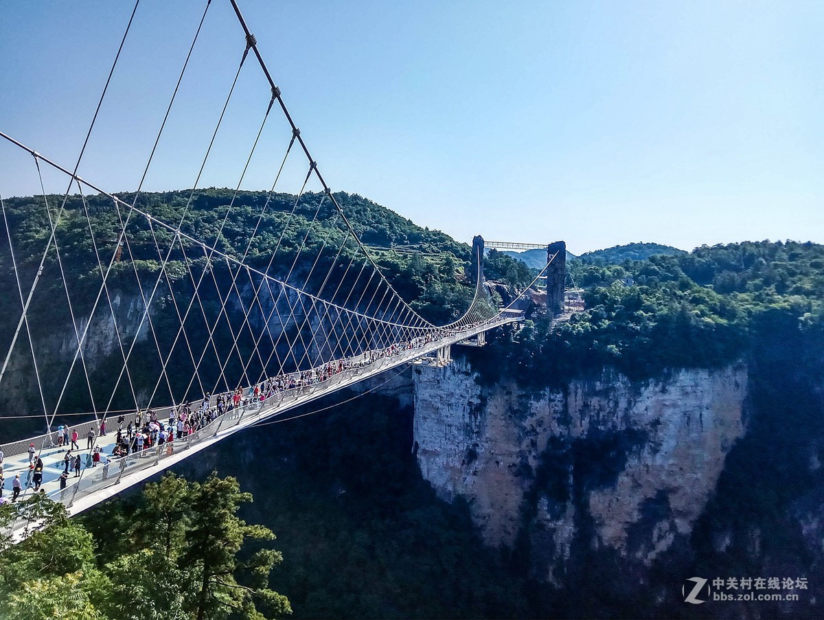 张家界大峡谷的玻璃桥