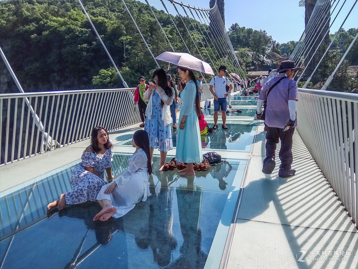 张家界大峡谷的玻璃桥