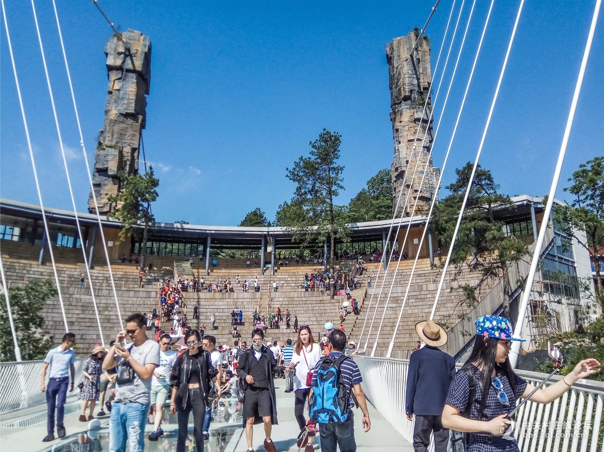 张家界大峡谷的玻璃桥