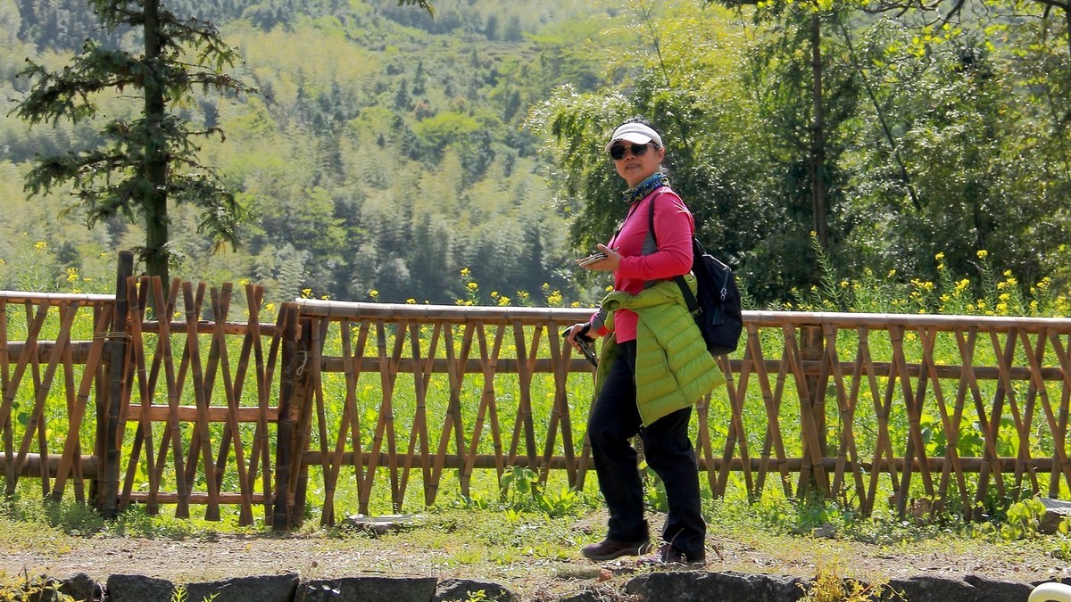 #佳能迷你单反EOS 200D-轻装绘青#南昌牛岭去踏青，油菜花给您带来美的感受。