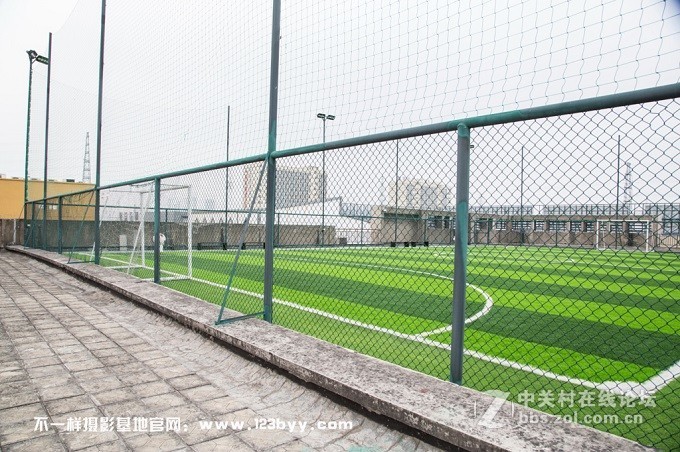 令人向往的蓝柏法式田园和绿油油的足球场场景