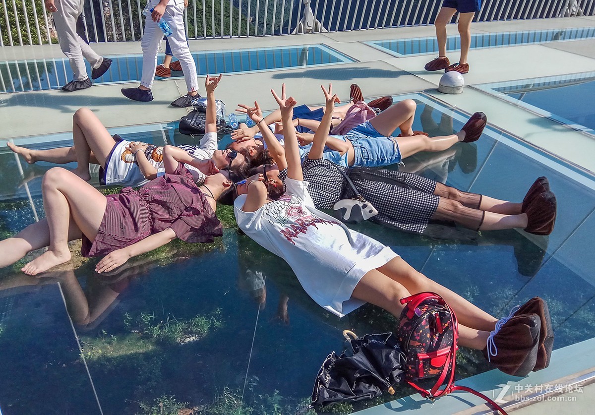 张家界大峡谷的玻璃桥