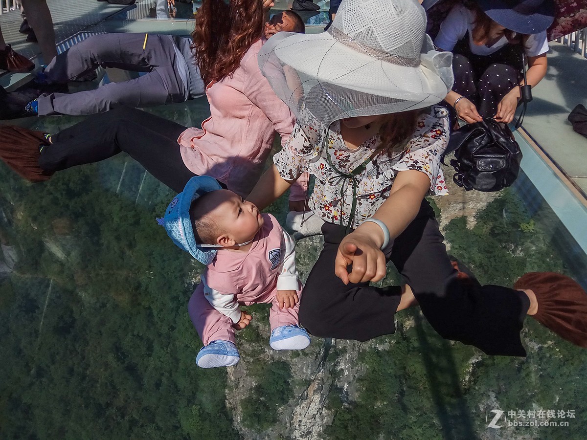 张家界大峡谷的玻璃桥