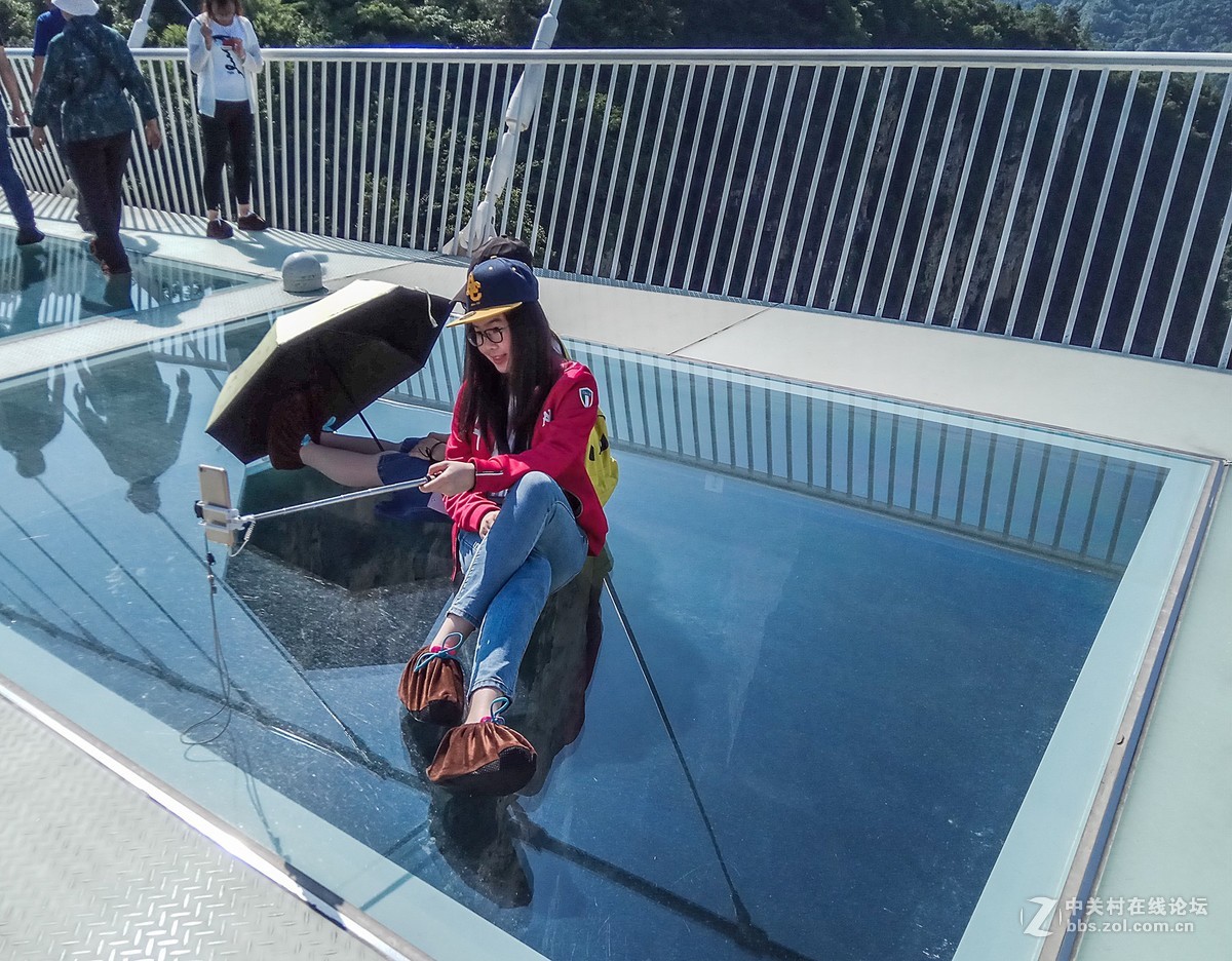 张家界大峡谷的玻璃桥