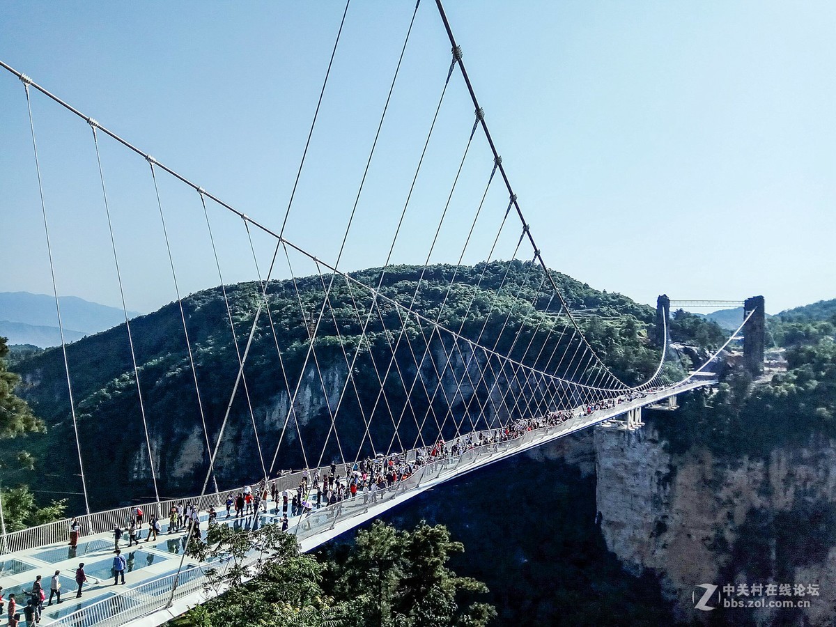 张家界大峡谷的玻璃桥