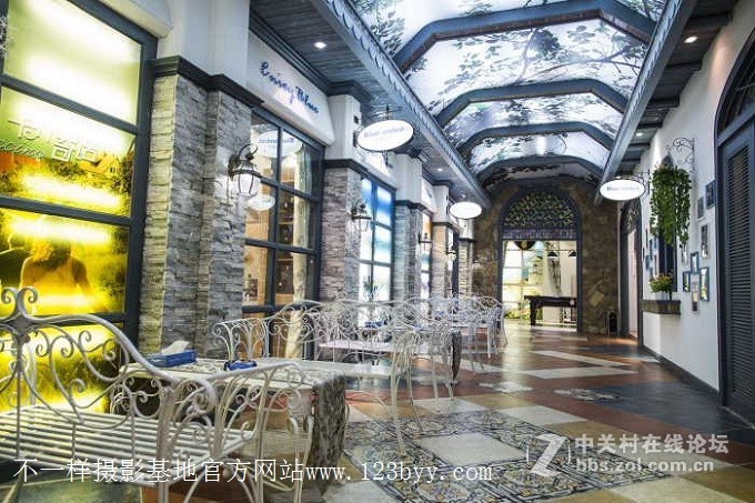 令人向往的蓝柏法式田园和绿油油的足球场场景