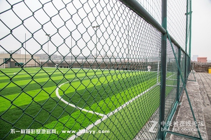 令人向往的蓝柏法式田园和绿油油的足球场场景