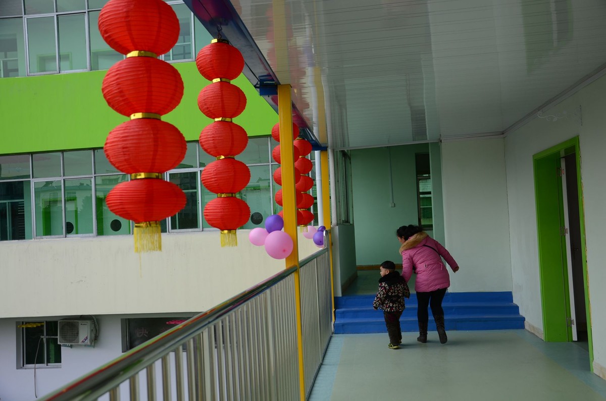 欣欣然校园庆元旦挂画红灯